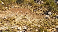 Volání o pomoc vyskládané z kamenů na severozápadě Austrálie Volání o pomoc vyskládané z kamenů na severozápadě Austrálie