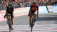 Vincenzo Nibali (vpravo) a Mikel Landa v závěru královské etapy Gira. Vincenzo Nibali (vpravo) a Mikel Landa v závěru královské etapy Gira.