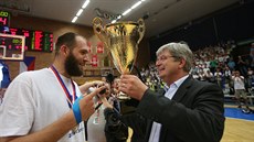 Kapitán dínských basketbalist Jakub Houka pebírá pohár za druhé místo od...