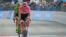 KONEN V CÍLI. Tom Dumoulin se v 19. etap Gira trápil.