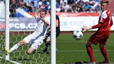Martin Sus z Ostravy (vlevo) a brankář Znojma Jiří Koukal. Martin Sus z Ostravy (vlevo) a brankář Znojma Jiří Koukal.