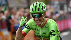 DOKAL SE! Francouzský cyklista Pierre Rolland slaví vítzství z úniku bhem...