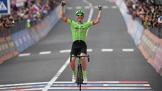 Francouzský cyklista Pierre Rolland slaví vítzství v 17. etap Giro d'Italia.