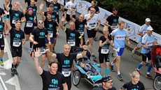 Půlmaraton v Karlových Varech. Ultramaratonec běží závod s Hynkem ve vozíčku... Půlmaraton v Karlových Varech. Ultramaratonec běží závod s Hynkem ve vozíčku...