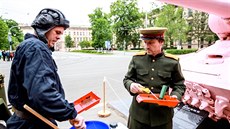 Petírání tanku v Brn na pvodní zelenou barvu (21. kvtna 2017).