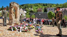 Pietní shromáždění u památníku Brána svobody před kostelem sv. Jáchyma u... Pietní shromáždění u památníku Brána svobody před kostelem sv. Jáchyma u...