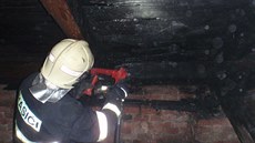 Střechu prodejny ve Lhotě na Kroměřížsku zapálily dráty elektrického vedení,... Střechu prodejny ve Lhotě na Kroměřížsku zapálily dráty elektrického vedení,...