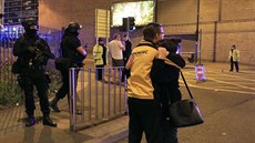 Exploze zasáhla koncertní halu v Manchesteru (23. května 2017). Exploze zasáhla koncertní halu v Manchesteru (23. května 2017).