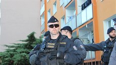 Policisté na chomutovském sídliti, kde byl zastelen Rom. 