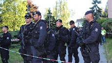 Policisté pi dohledu nad pietním shromádní Rom v Chomutov.