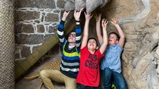 Ve science parku iQlandia najdou děti stropem probořenou dinosauří nohu, která... Ve science parku iQlandia najdou děti stropem probořenou dinosauří nohu, která...