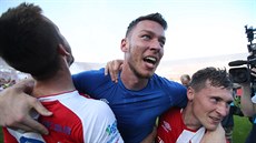 Fotbalisté Slavie oslavují zisk mistrovského titulu.