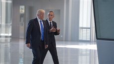 Americký prezident Donald Trump a éf NATO Jens Stoltenberg pi otevení nové...