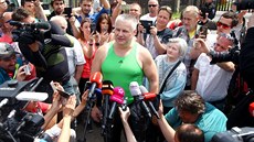 Vězeň Jiří Kajínek je po 23 letech opět na svobodě. Z rýnovického vězení vyšel... Vězeň Jiří Kajínek je po 23 letech opět na svobodě. Z rýnovického vězení vyšel...