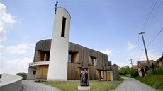 Socha Jana Pavla II. nov vítá poutníky u kaple v Bukovanech na Hodonínsku....