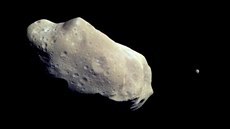 Snímek planetky Ida ze vzdálenosti zhruba deseti tisíc kilometrů pořízený... Snímek planetky Ida ze vzdálenosti zhruba deseti tisíc kilometrů pořízený...