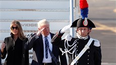 Prezident Donald Trump s manelkou Melanií po pistání na letiti v ím.