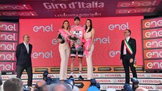 U SE ZASE USMÍVÁ. Tom Dumoulin i po osmnácté etap drí rový dres krále Gira...