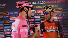 TAK ZASE KAMARÁDI? Tom Dumoulin (vlevo) s Vincenzem Nibalim na startu 19. etapy...