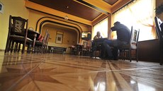 V zadním sále restaurace kdysi hráli ochotníci divadlo, pořádaly se zde také... V zadním sále restaurace kdysi hráli ochotníci divadlo, pořádaly se zde také...