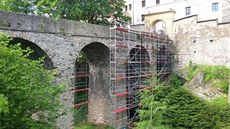 Stavebníci začali s opravou mostu, po němž vede jediná přístupová cesta do... Stavebníci začali s opravou mostu, po němž vede jediná přístupová cesta do...
