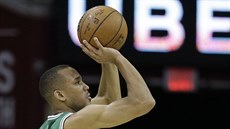 Avery Bradley z Bostonu stílí v utkání proti Clevelandu.