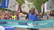 Wilfred Kimitei z Keni vítězí v karlovarském půlmaratonu. Wilfred Kimitei z Keni vítězí v karlovarském půlmaratonu.