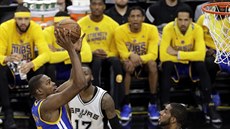 Kevin Durant z Golden State zakončuje v utkání proti San Antoniu. Kevin Durant z Golden State zakončuje v utkání proti San Antoniu.