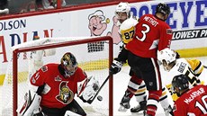 Branká Ottawy Craig Anderson elí pokusu Sidneyho  Crosbyho z Pittsburghu.