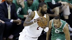 Kyrie Irving z Clevelandu se uvolňuje, bránící Avery Bradley z Bostonu klopýtá. Kyrie Irving z Clevelandu se uvolňuje, bránící Avery Bradley z Bostonu klopýtá.