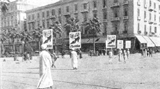 Živá reklama na boty Baťa v egyptské Alexandrii na snímku z roku 1927. Živá reklama na boty Baťa v egyptské Alexandrii na snímku z roku 1927.