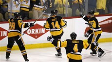 Chris Kunitz (uprosted) z Pittsburghu se raduje se spoluhrái z rozhodujícího...