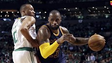 LeBron James (vpravo) z Clevelandu se snaí obejít bostonského Averyho...