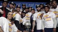 Basketbalisté Clevelandu pózují s trofejí pro vítěze Východní konference NBA. Basketbalisté Clevelandu pózují s trofejí pro vítěze Východní konference NBA.