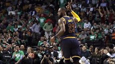 LeBron James z Clevelandu poté, co promnil jednu z trojek.