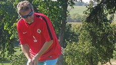 Takhle válí s golfovou holí bývalý sparťan Julius Bielik Takhle válí s golfovou holí bývalý sparťan Julius Bielik