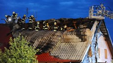 Osm jednotek hasičů zasahovala při požáru rodinného domu v Újezdu nad Lesy... Osm jednotek hasičů zasahovala při požáru rodinného domu v Újezdu nad Lesy...