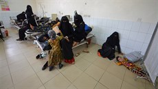 V Jemenu se íí cholera, zdravotnických zaízení v zemi je vak kvli válce...