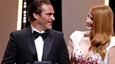 Joaquin Phoenix pebírá hereckou cenu 70. festivalu v Cannes