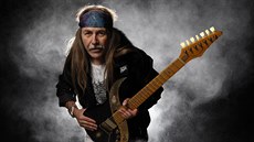 Slavný rocker a někdejší kytarista legendárních Scorpions Uli Jon Roth. Slavný rocker a někdejší kytarista legendárních Scorpions Uli Jon Roth.