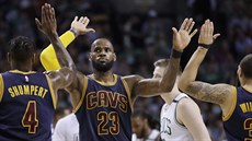 Cleveland v Bostonu dominoval. LeBron James to slaví s Imanem Shumpertem... Cleveland v Bostonu dominoval. LeBron James to slaví s Imanem Shumpertem...