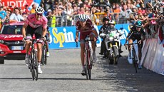 Tom Dumoulin (vlevo) míí pro výhru ve 14. etap Gira, druhý dojídí Ilnur...