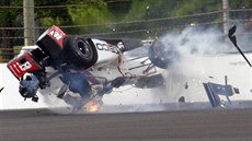 Sebastien Bourdais měl v kvalifikaci na Indianapolis 500 těžkou nehodu. Sebastien Bourdais měl v kvalifikaci na Indianapolis 500 těžkou nehodu.