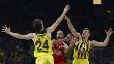 Jan Veselý (vlevo) a Bogdan Bogdanovi z Fenerbahce zdvojili Vassilise...