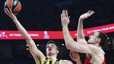 Bogdan Bogdanovi (vlevo) z Fenerbahce pod tlakem Nikoly Milutinova z...