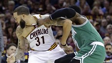 Deron Williams (vlevo) z Clevelandu bojuje o mí s Jaylenem Brownem z Bostonu.