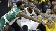 Jaylen Brown (vlevo) z Bostonu atakuje LeBrona Jamese z Clevelandu. Jaylen Brown (vlevo) z Bostonu atakuje LeBrona Jamese z Clevelandu.