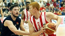 Jobi Wall (vpravo) z Pardubic pod tlakem Filipa Zbránka z Opavy. Jobi Wall (vpravo) z Pardubic pod tlakem Filipa Zbránka z Opavy.