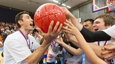 Nymburský kapitán Jií Welsch (vlevo) zvedá trofej pro vítze eské NBL.