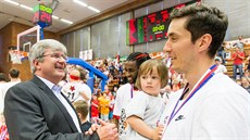 Miroslav Jansta (vlevo) gratuluje coby předseda České basketbalové federace... Miroslav Jansta (vlevo) gratuluje coby předseda České basketbalové federace...